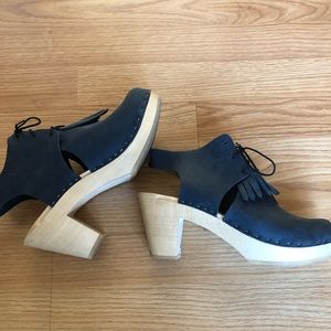 Bryr Sofie Closed Toes Clog with removable kilt